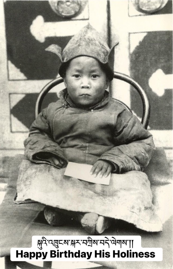 Der Dalai Lama als Kind Historische Schwarz-Weiß-Aufnahme des 14. Dalai Lama als Kind in traditioneller tibetischer Kleidung mit spitzer Mütze